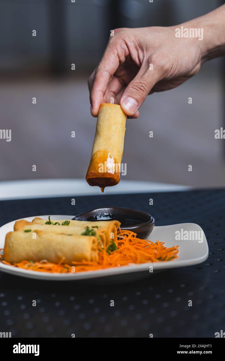 Sushi Rolls, boke, Sprintrollen, schwarzer Tisch Stockfoto
