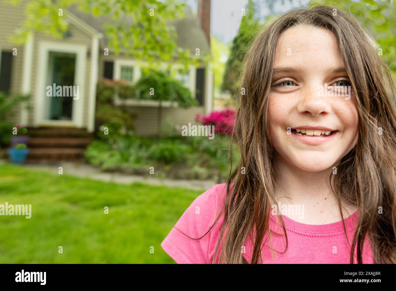 Porträt eines Mädchens vor dem Haus Stockfoto