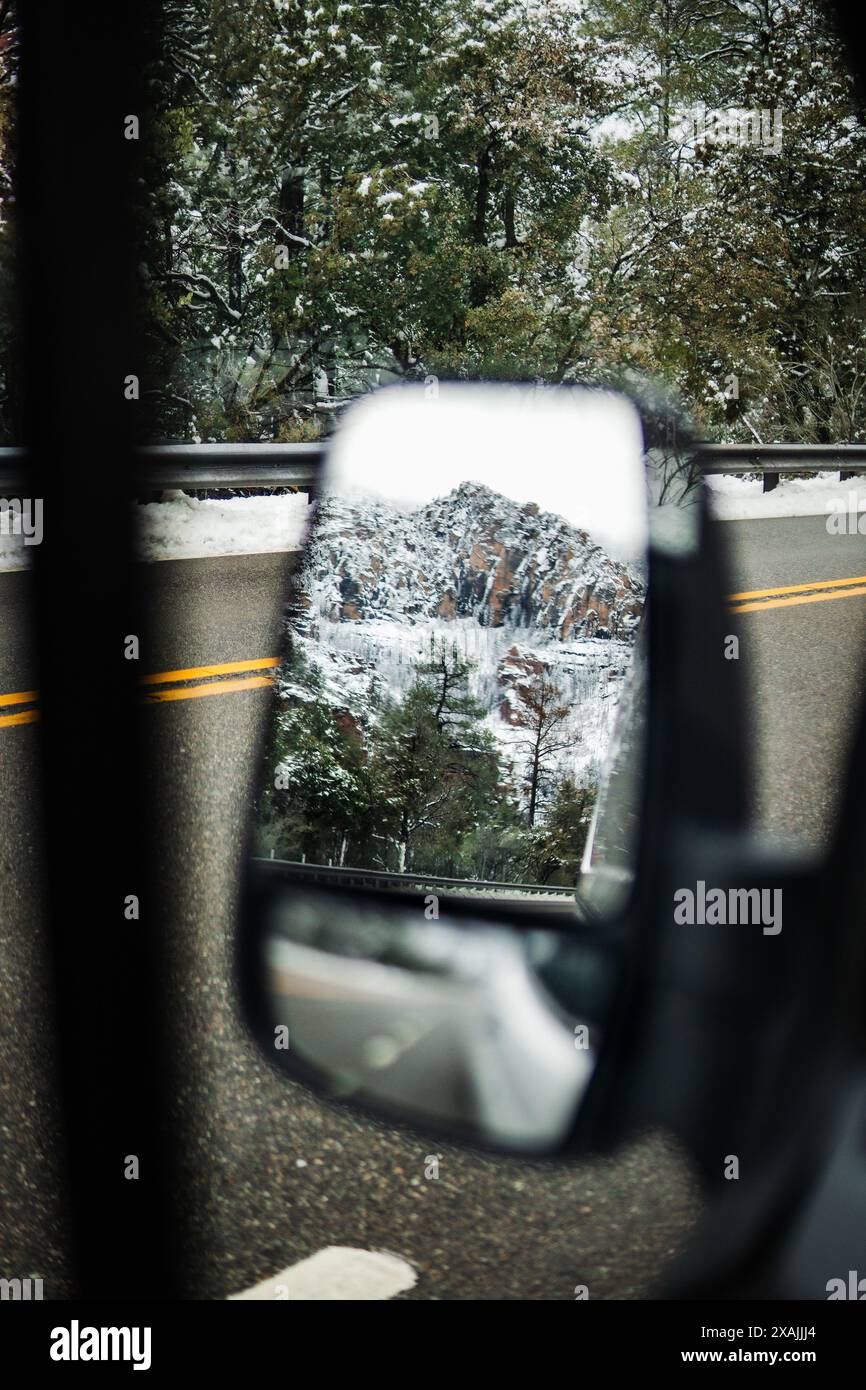 Winterlicher Roadtrip nach Sedona, schneebedeckte Gipfel im Rückspiegel Stockfoto