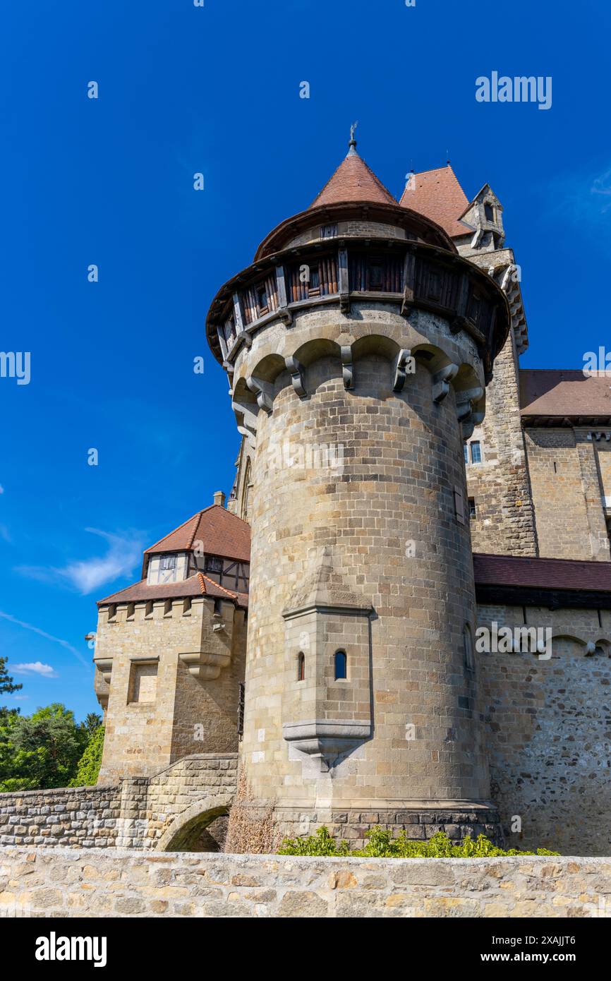 Burg Kreuzenstein in Österreich, Wien. Alte mittelalterliche Burg in Europa. Festung mit Backsteinmauern, Türmen, historische Festung Stockfoto