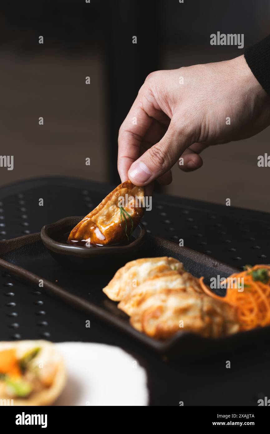 Sushi Rolls, boke, Sprintrollen, schwarzer Tisch Stockfoto