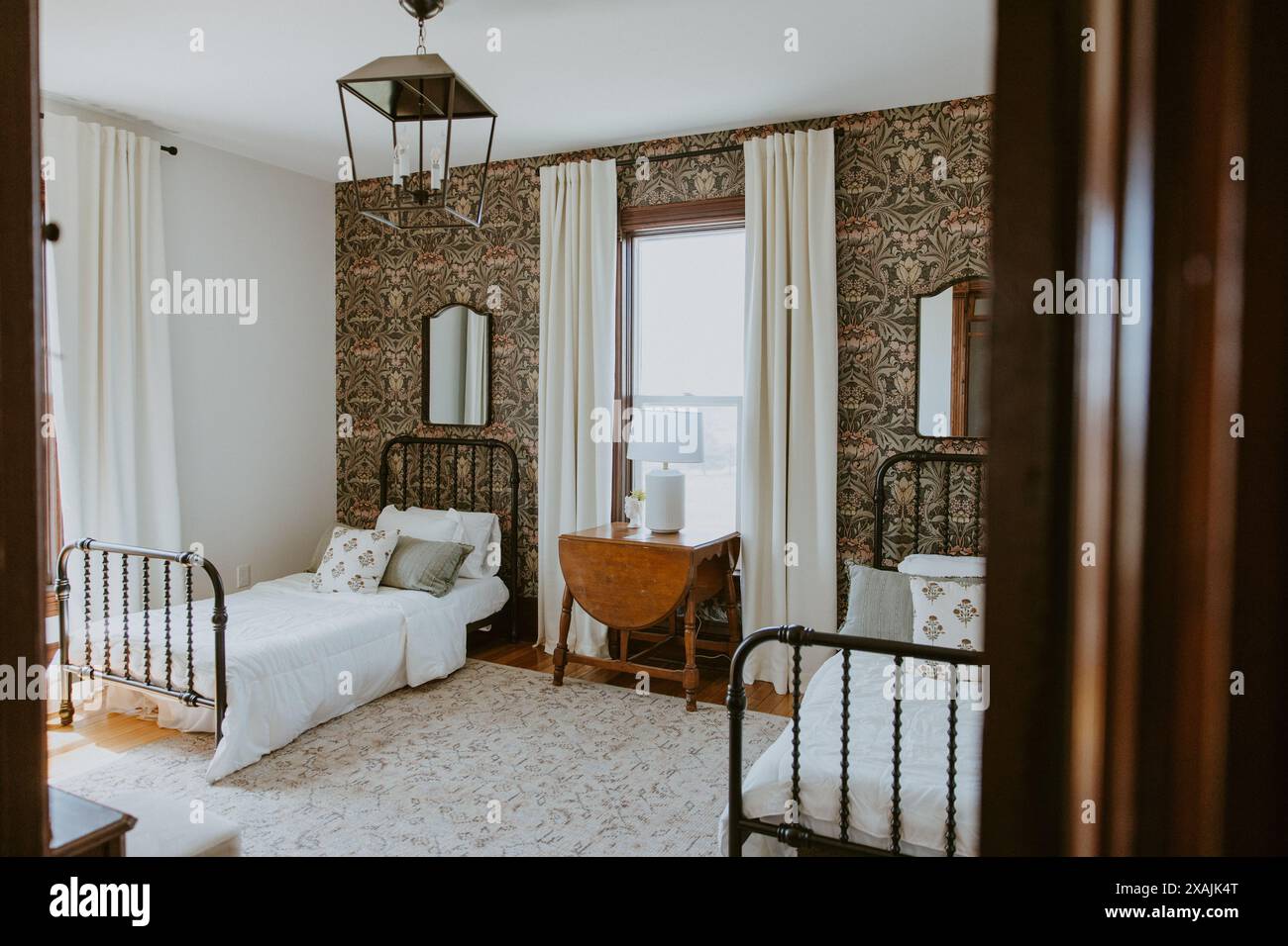 Schlafzimmer im Cottage-Stil mit Twin-Betten Stockfoto