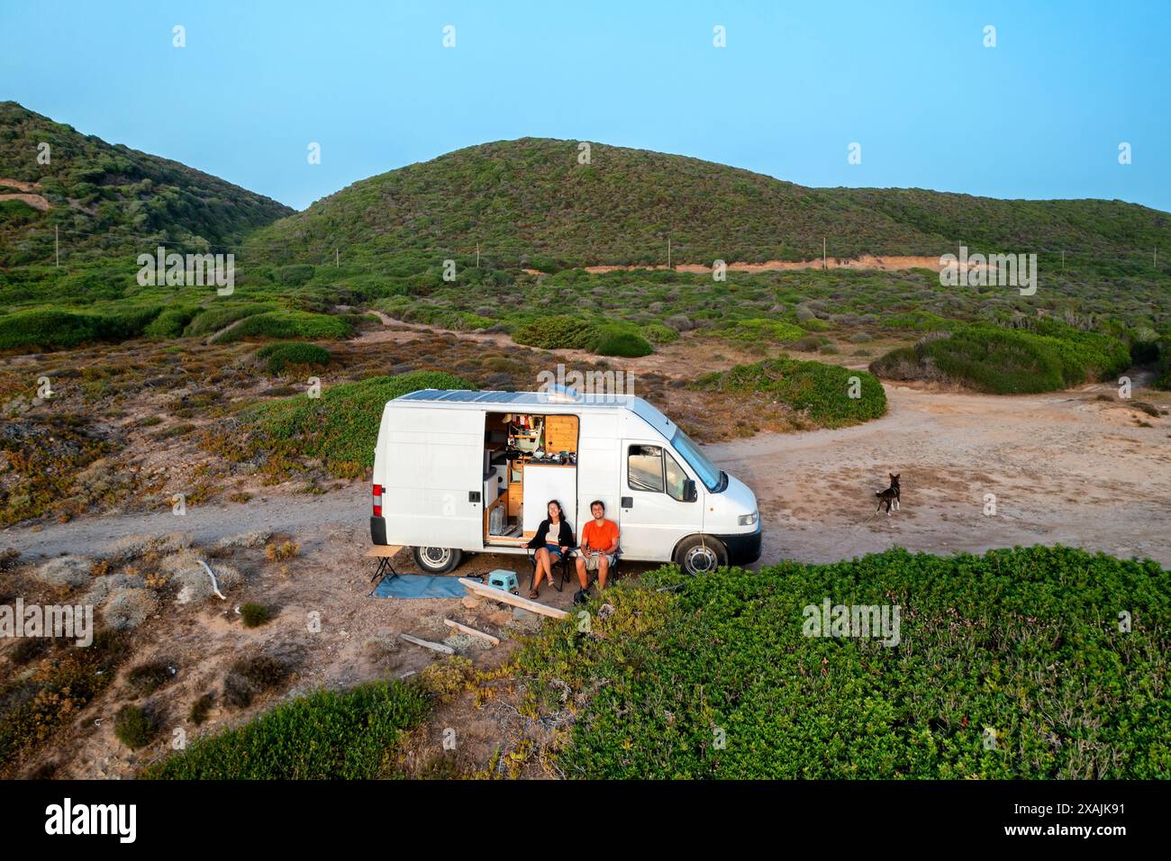 Ein Paar vor einem Wohnmobil mit Drohnenblick auf Sardinien Stockfoto