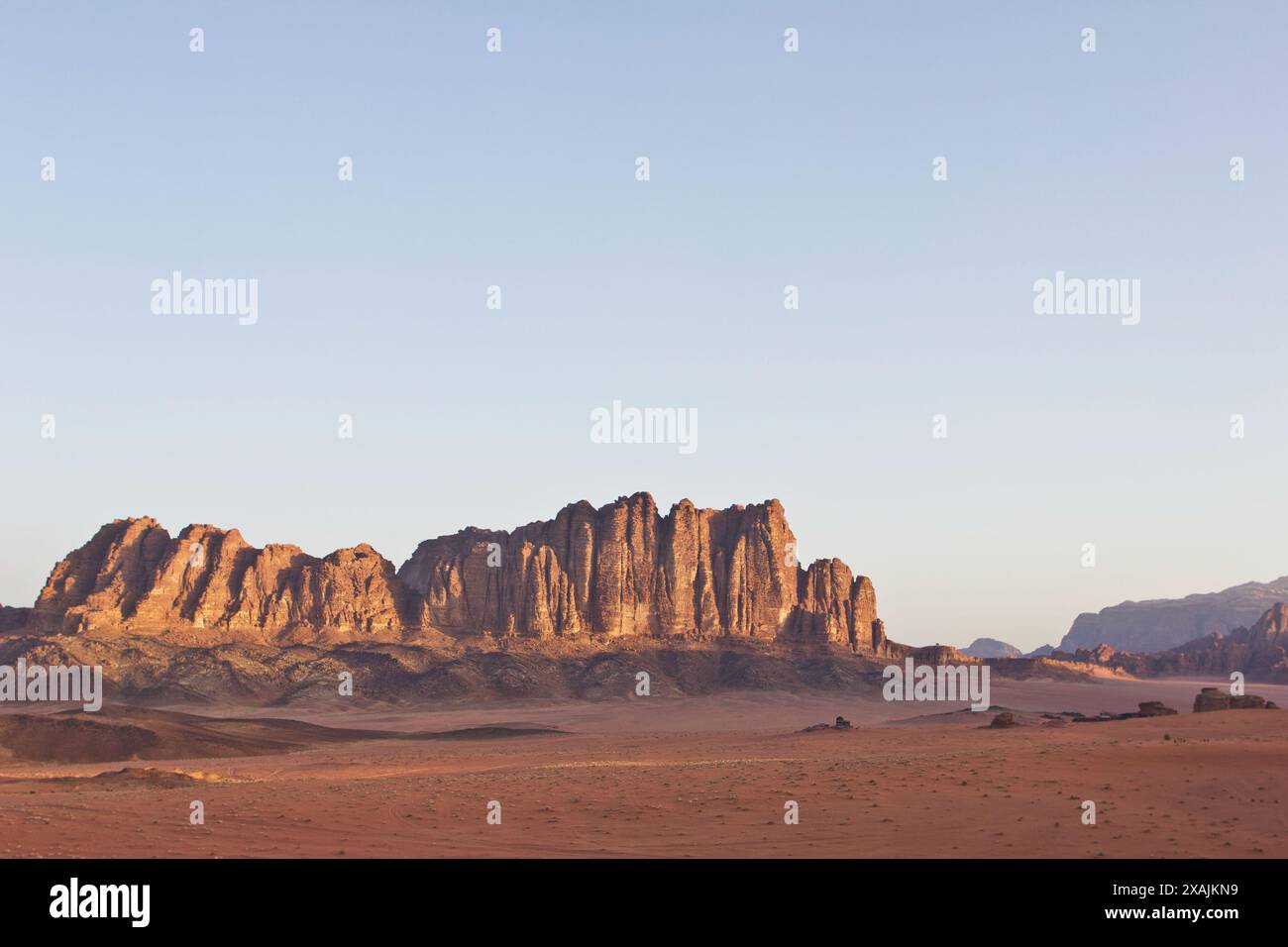 Wüstenfelsformationen im Nahen Osten mit Sand und Himmel Stockfoto