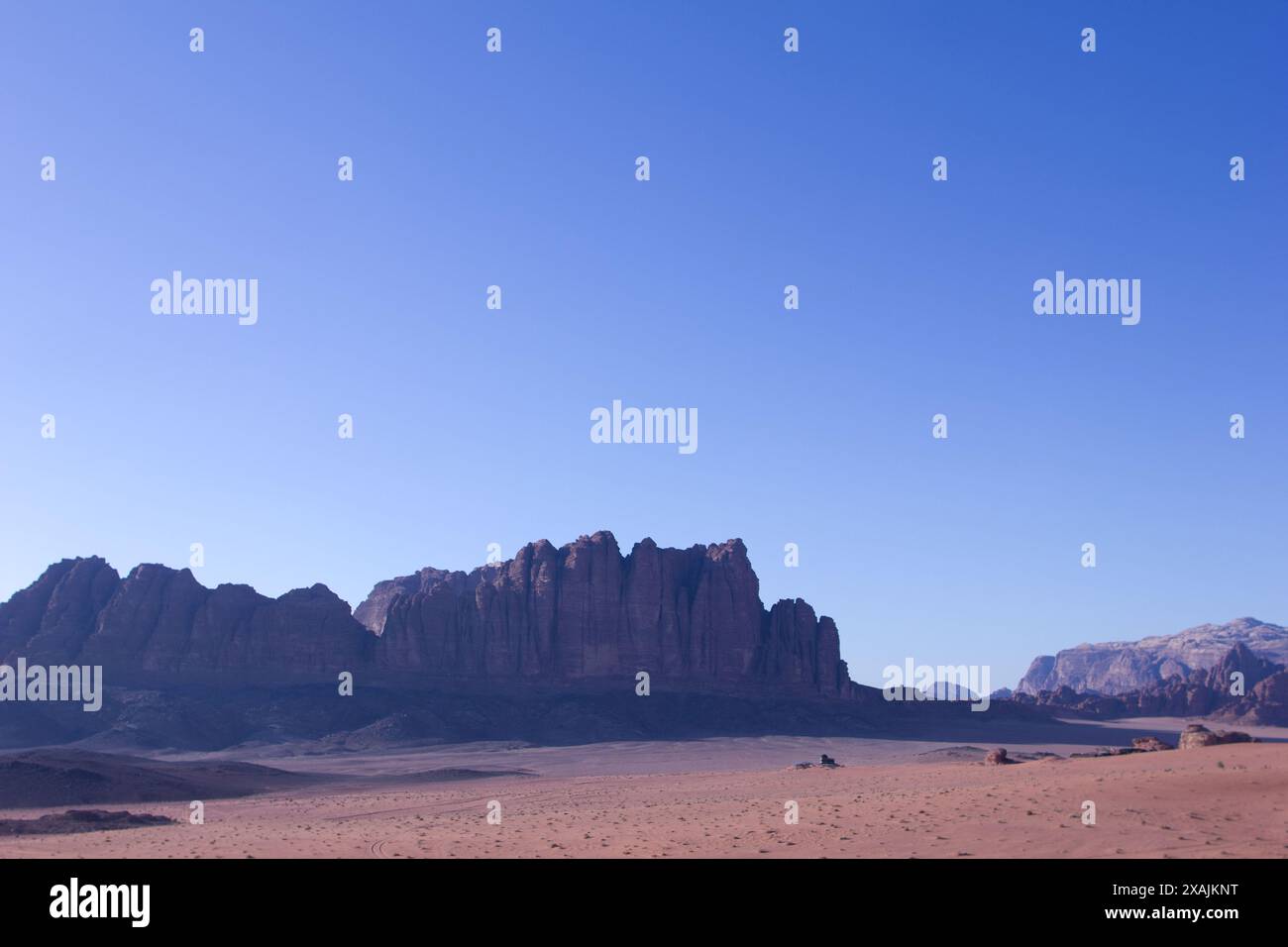 Wüstenfelsformationen im Nahen Osten mit Sand und Himmel Stockfoto