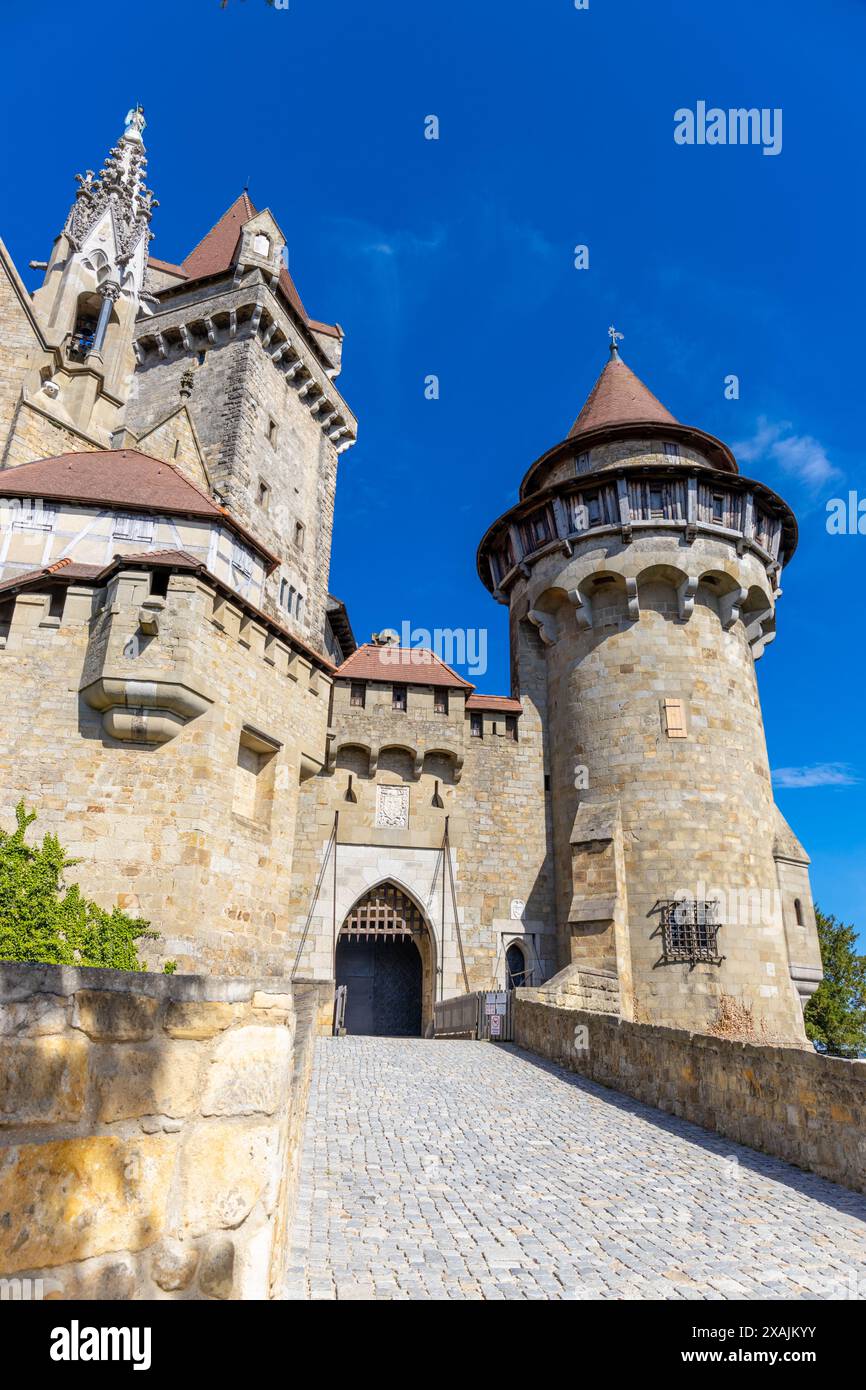 Burg Kreuzenstein in Österreich, Wien. Alte mittelalterliche Burg in Europa. Festung mit Backsteinmauern, Türmen, historische Festung Stockfoto