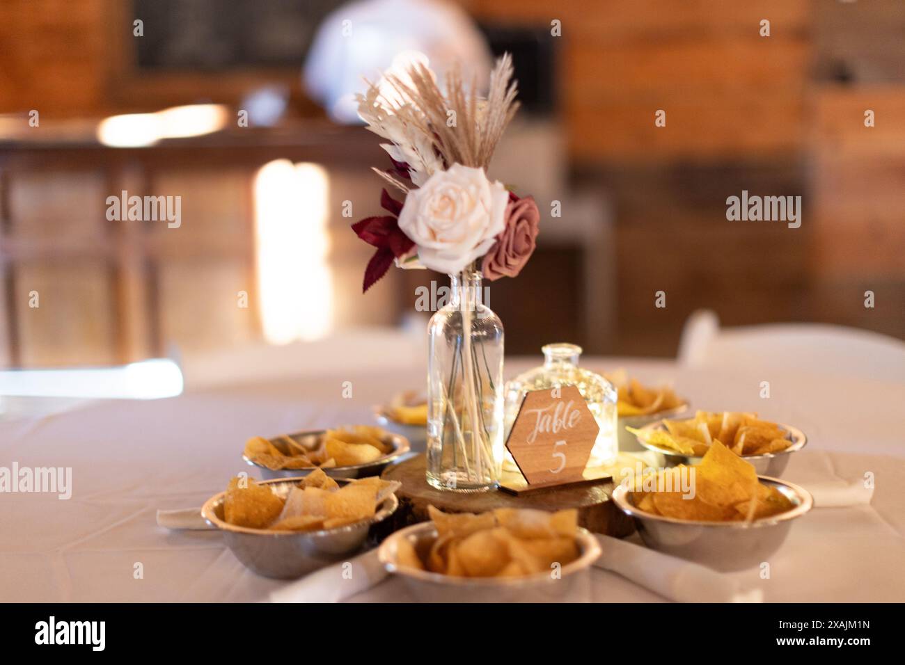 Hochzeitstisch mit Essen Stockfoto