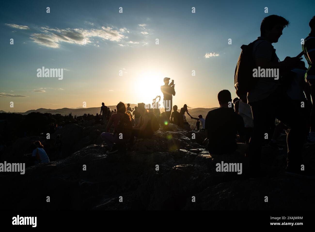 Menschen auf der Akropolis bei Sonnenuntergang, Athen, Griechenland Stockfoto