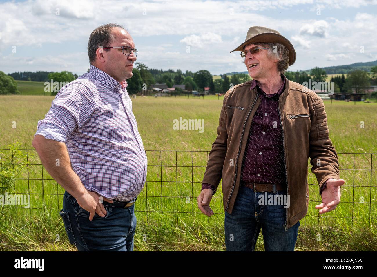 Vernerovice, Tschechische Republik. Juni 2024. Der tschechische Landwirtschaftsminister Marek Vyborny und Schafzüchter erörtern die Bedrohung durch Wölfe in Vernerovice, Tschechische Republik, 7. Juni 2024. Auf der rechten Seite befindet sich der Bürgermeister von Vernerovice, Tomas Havrlant. Quelle: David Tanecek/CTK Photo/Alamy Live News Stockfoto