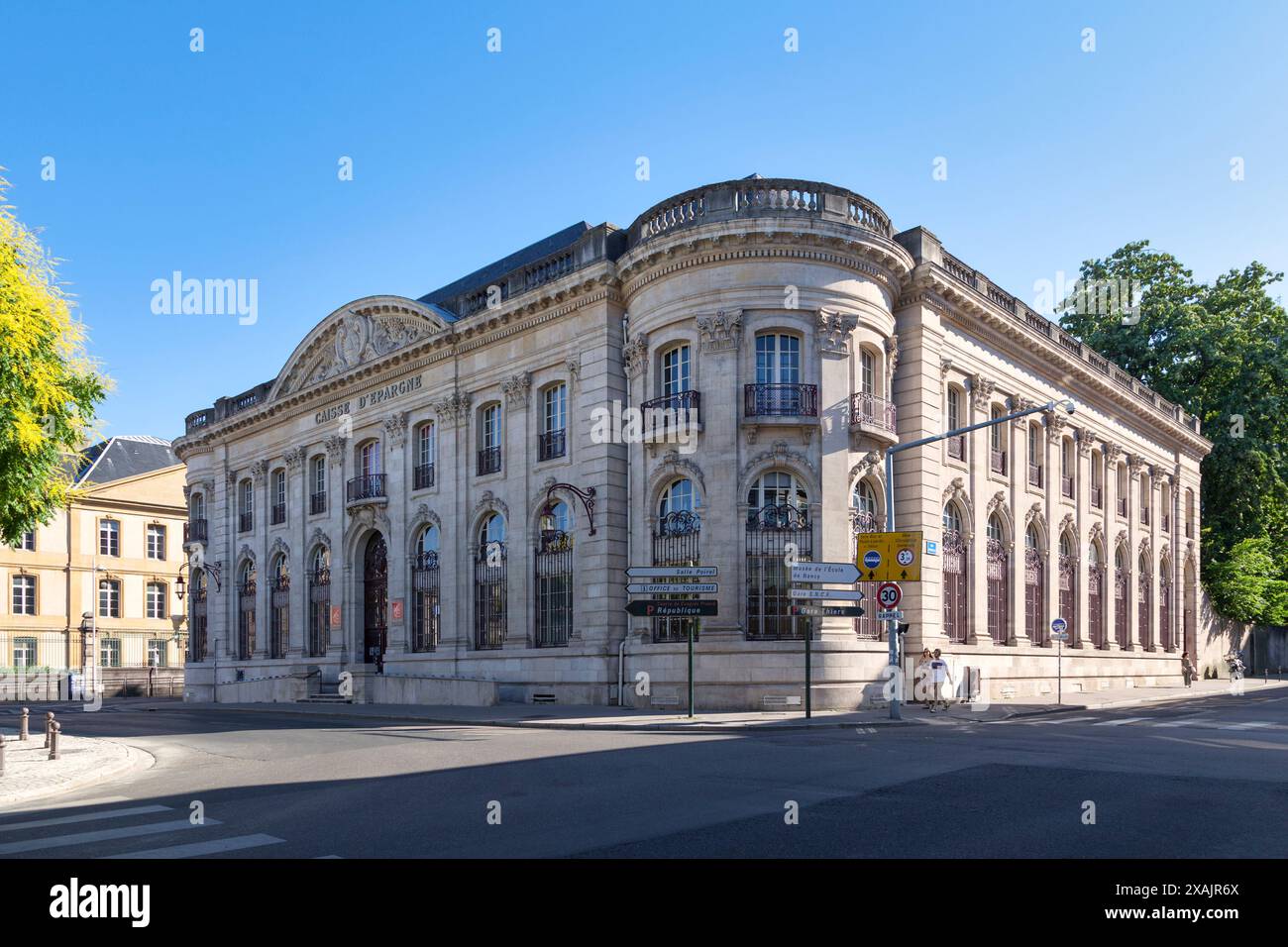 Nancy, Frankreich - 24. Juni 2020: Die Caisse d’Epargne am Place Dombasle ist ein neoklassizistisches Gebäude, das zwischen 1925 und 1929 von den Architekten Paul Charbo erbaut wurde Stockfoto