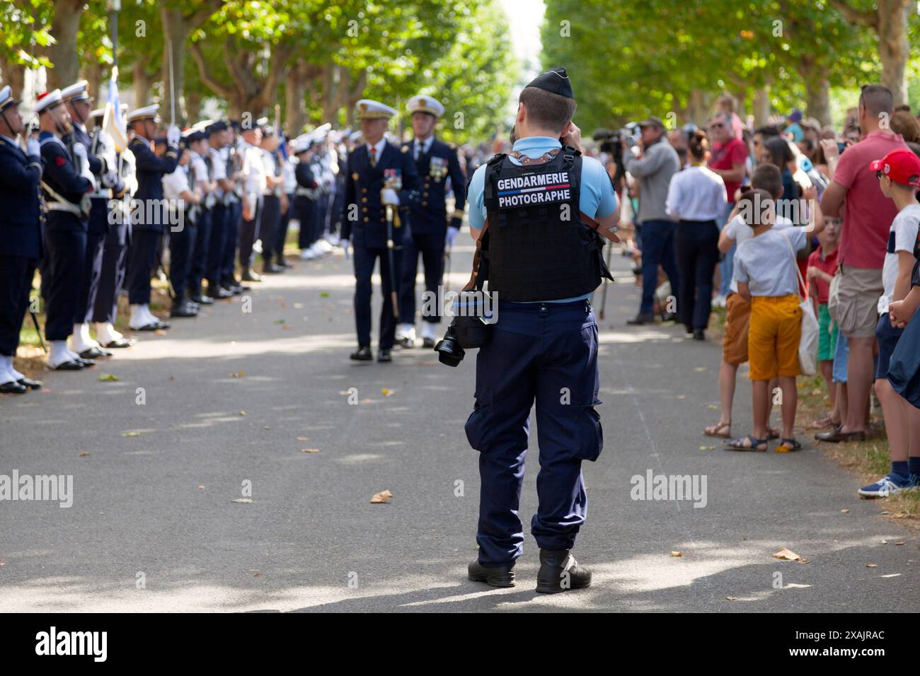 Brest, Frankreich - 14. Juli 2022: Gendarmerie-Fotograf fotografiert die Parade zum Bastille-Tag. Stockfoto