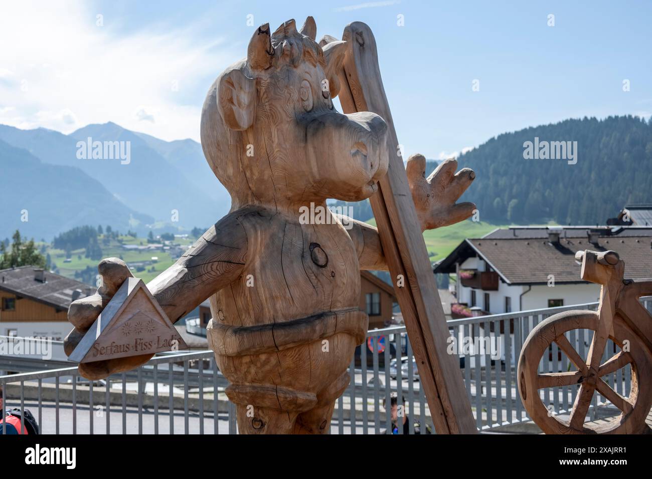 Österreich, Serfaus-Fiss-Ladis, Fiss, Holzfigur. Stockfoto