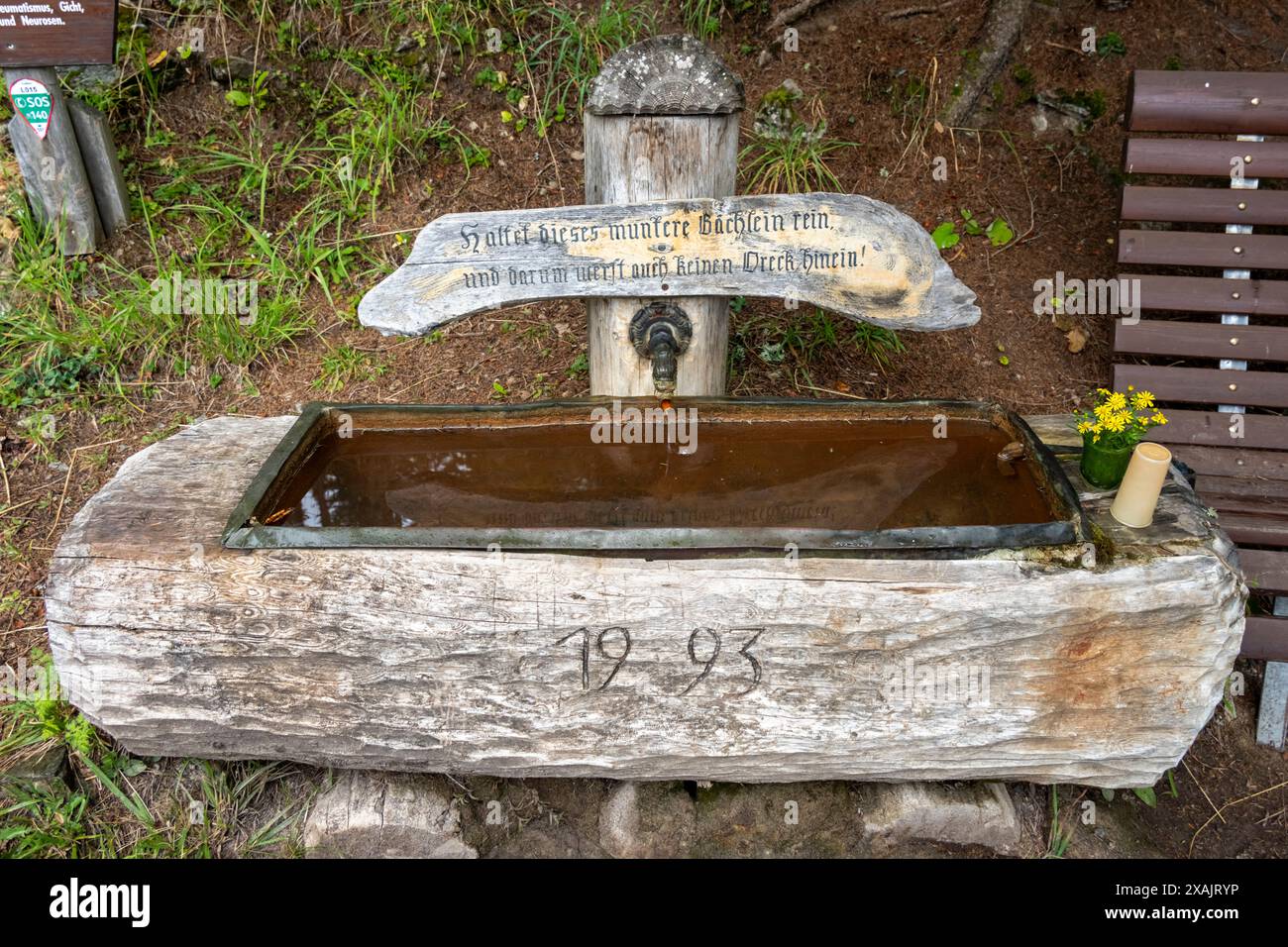 Österreich, Serfaus-Fiss-Ladis, Holzbrunnen. Stockfoto