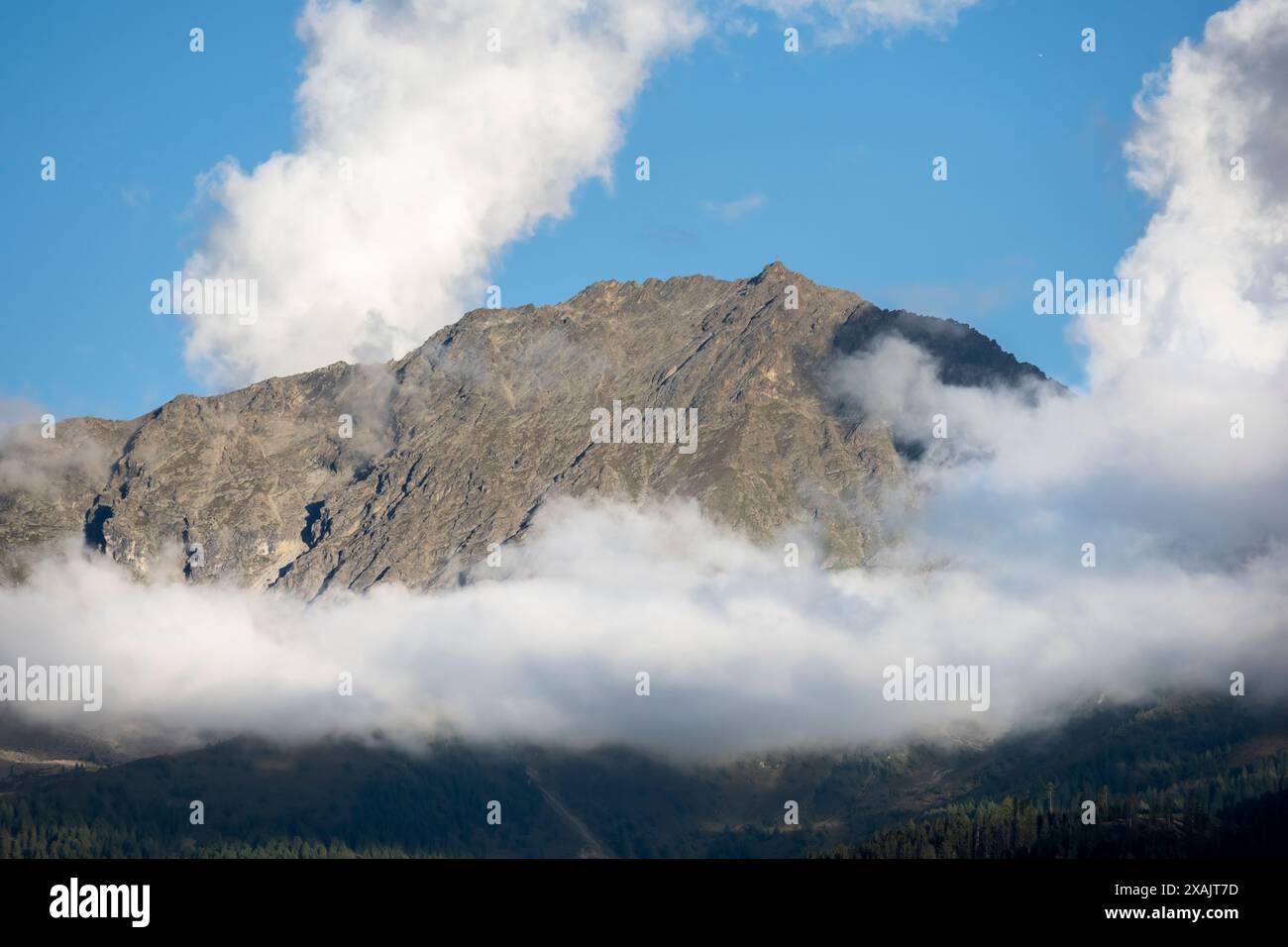 Österreich, Serfaus-Fiss-Ladis, Wolken auf einem Gebirge. Stockfoto