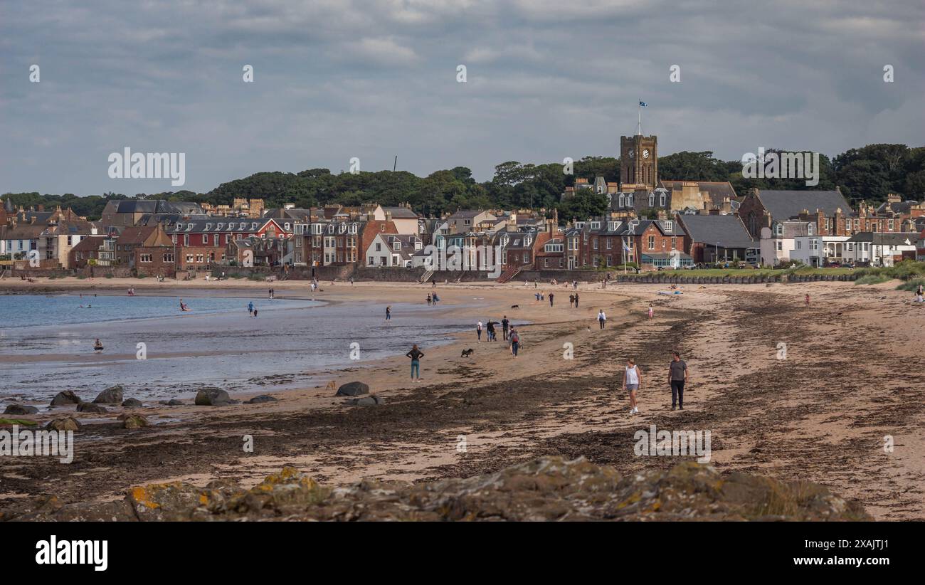 North Berwick, Schottland; 07.08.2021: Blick auf West Bay Beach, North Berwick, mit Menschen, die am North Berwick, Schottland schwimmen und spazieren gehen; 07.08/202 Stockfoto