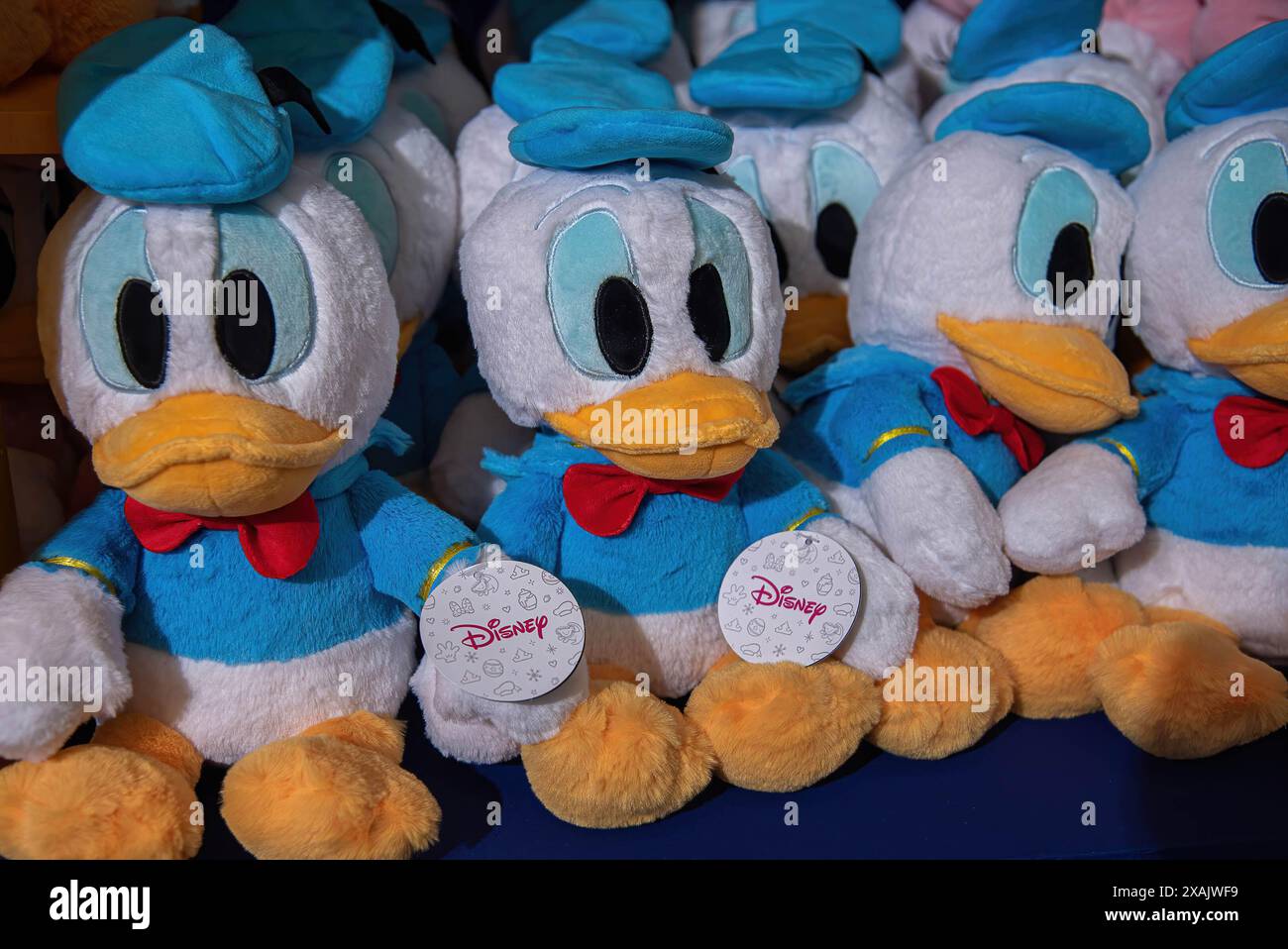 Bangkok, Thailand. Juni 2024. Donald Duck Puppen, die während des 90. Jahrestages der Disney-Figur „Donald Duck“ im Einkaufszentrum Siam Paragon gesehen wurden. Donald Duck ist eine Zeichentrickfigur von Walt Disney, die 1934 das Filmdebüt gab. Quelle: SOPA Images Limited/Alamy Live News Stockfoto