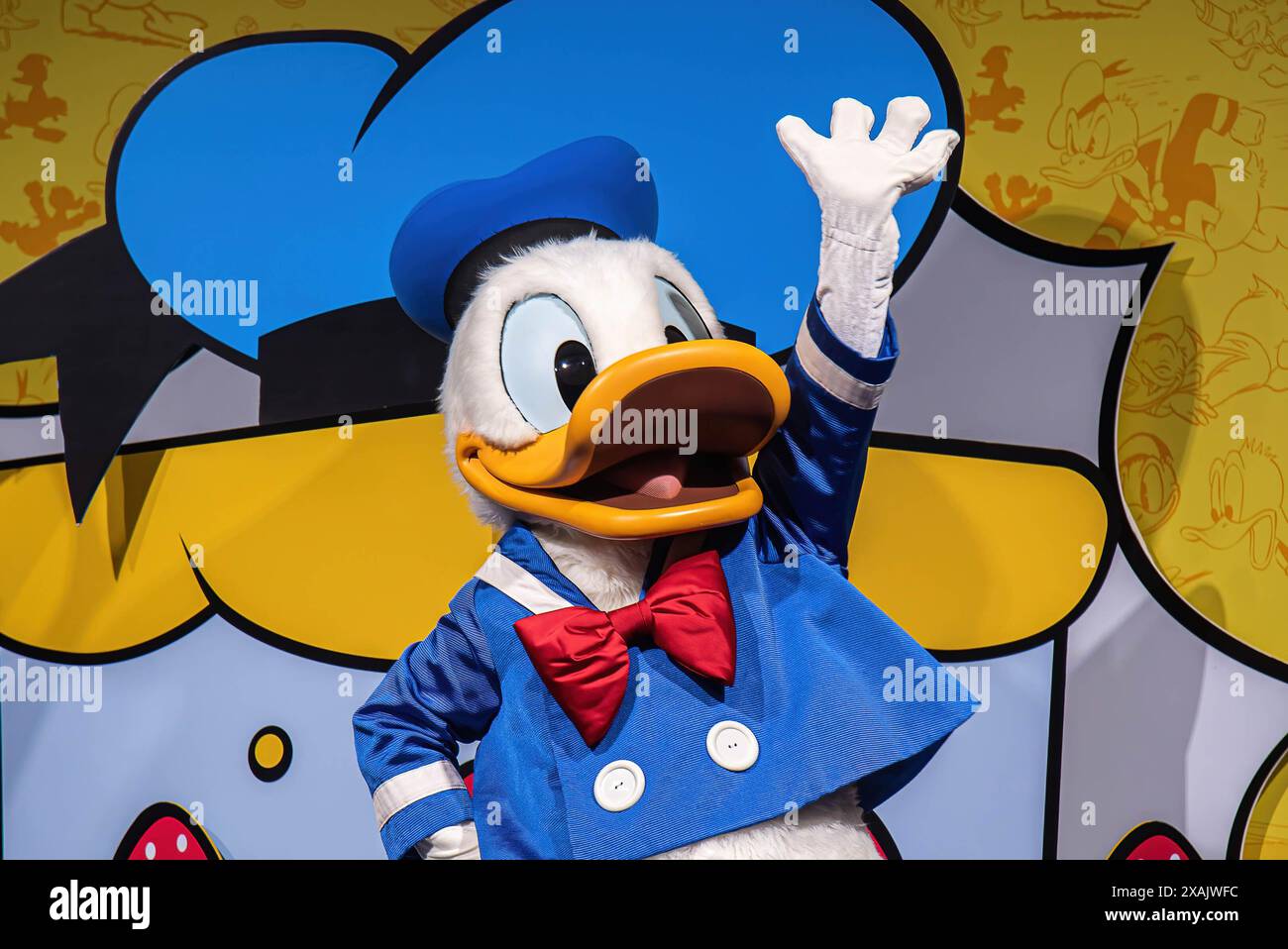 Bangkok, Thailand. Juni 2024. Ein Maskottchen von Donald Duck, das während des 90. Jahrestages des Disney-Charakters „Donald Duck“ im Einkaufszentrum Siam Paragon gespendet wurde. Donald Duck ist eine Zeichentrickfigur von Walt Disney, die 1934 das Filmdebüt gab. Quelle: SOPA Images Limited/Alamy Live News Stockfoto