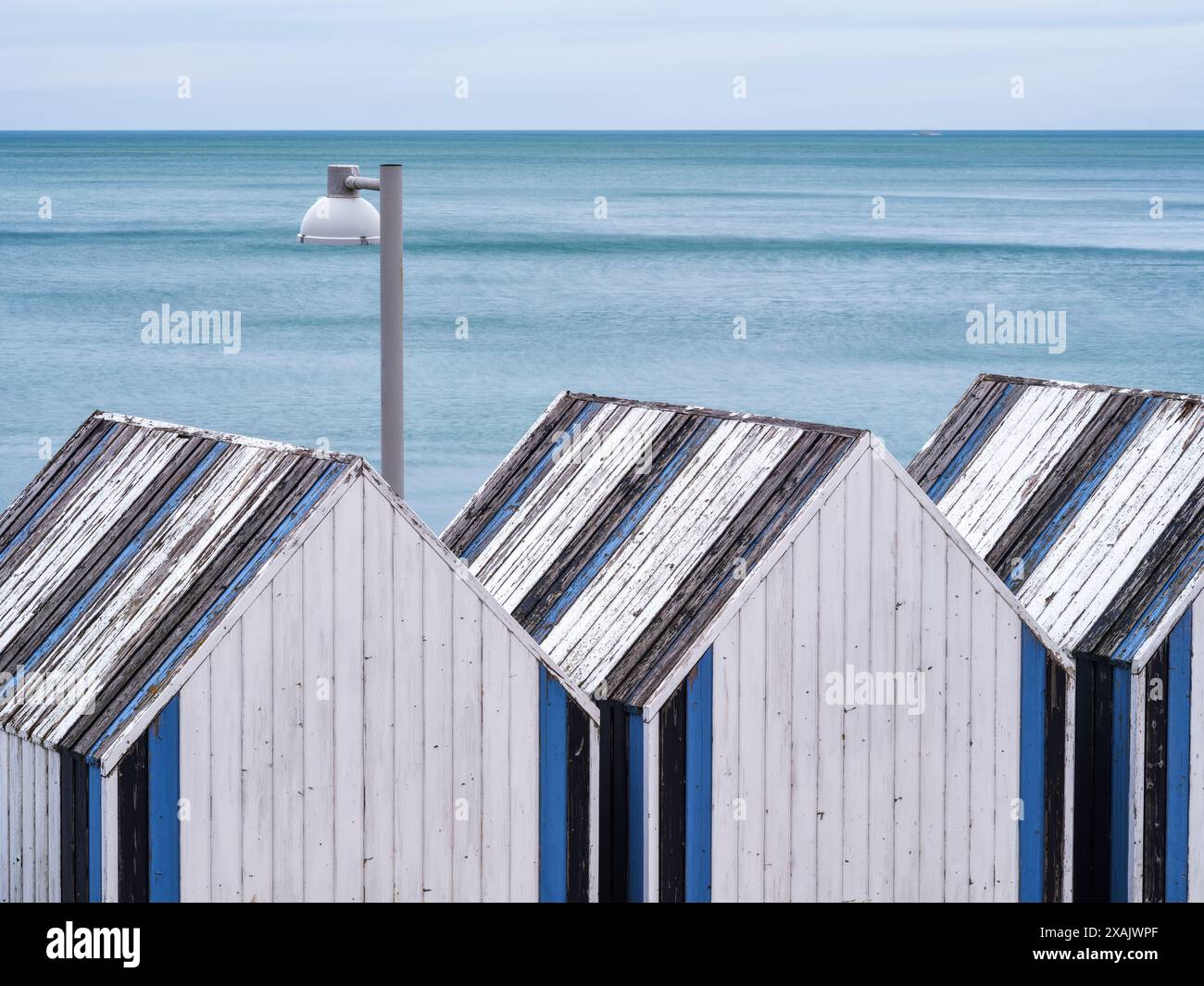Badehütten am Strand in Yport, Normandie, französische Atlantikküste Stockfoto