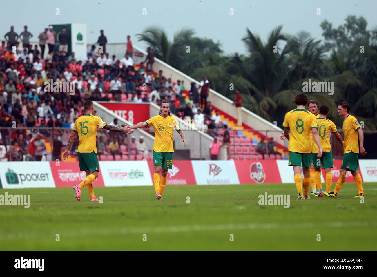 Australische Spieler feiern ihr erstes Tor gegen Bangladesch im zweiten Legspiel der Qualifikation zur FIFA-Weltmeisterschaft bei den Bashundhara Kings AR Stockfoto