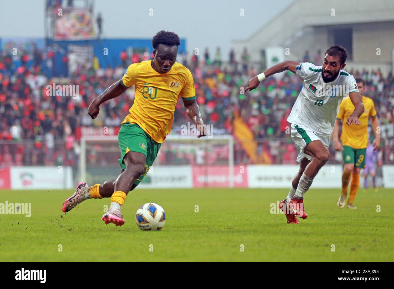 Isa Faysal (R) und australischer Stürmer Nestory Irankunda (L) im zweiten Legspiel der FIFA-WM-Qualifikation in Th Stockfoto