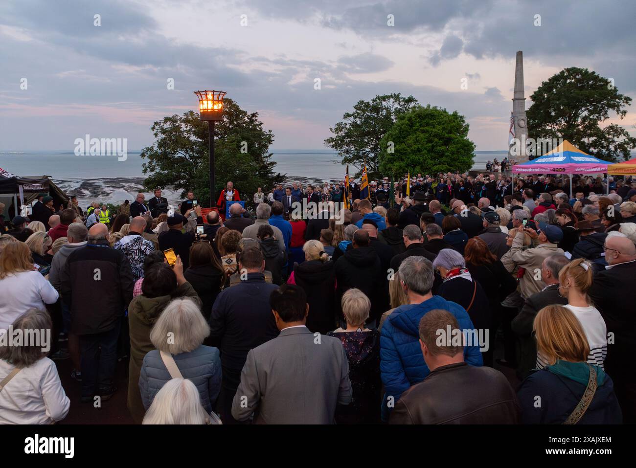 D-Day 80. Jahrestag der Beacon-Beleuchtung in Southend on Sea, Essex, Großbritannien. Das Publikum versammelte sich für die Veranstaltung oberhalb der Themse von cenotaph Stockfoto