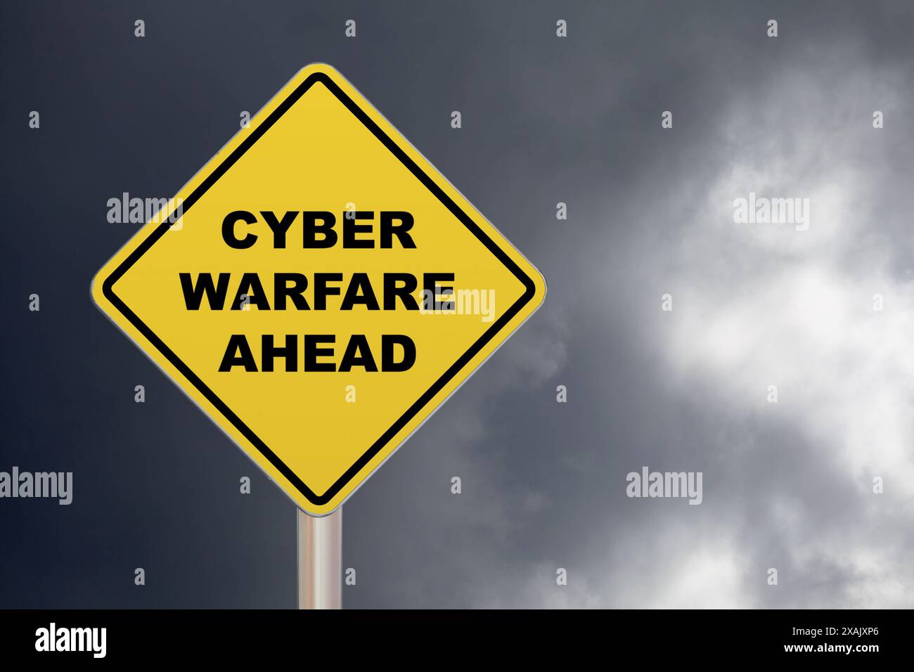 Diamantförmiges Kreuzungsschild mit gelbem Hintergrund und schwarzem Rand mit einem kurzen Satz „Cyber Warfare Ahead“ in der Mitte. Stockfoto