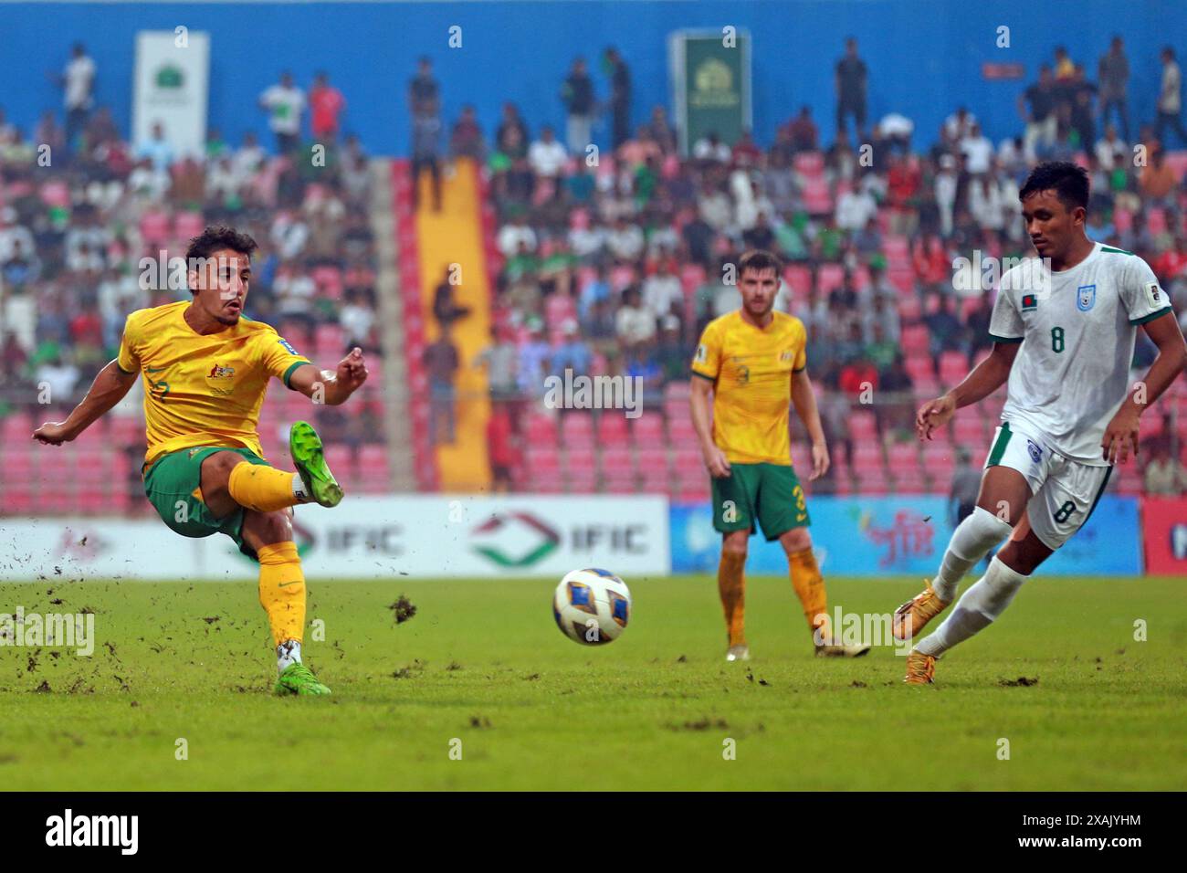 Australien-Stürmer Daniel Arzani (L) im zweiten Legspiel der FIFA-WM-Qualifikationsspiele gegen Bangladesch bei den Bashundhara Kings A Stockfoto