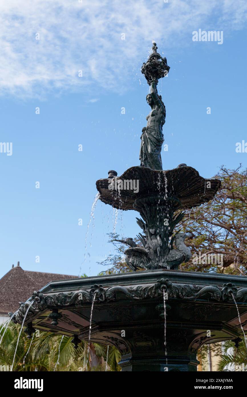 Brunnen aus dem Jahr 1862 auf dem Place de l'Hôtel de Ville gegenüber dem Rathaus in Saint-Pierre de la Réunion. Stockfoto