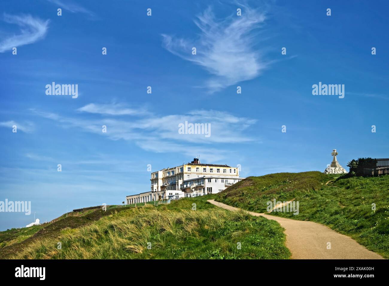 Großbritannien, Cornwall, Newquay, South West Coast Path führt zum Atlantic Hotel, war Memorial und Huer's Hut. Stockfoto