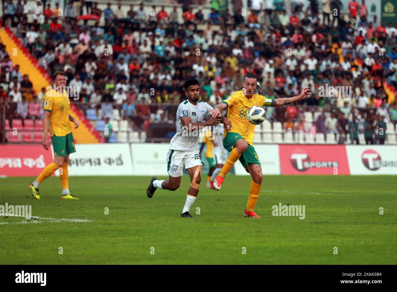 Der Bangladeschische Verteidiger MD Saad Uddin (L) und der australische Mittelfeldspieler Jackson Irvine (R) im zweiten Legspiel der Qualifikation zur FIFA-Weltmeisterschaft bei Stockfoto