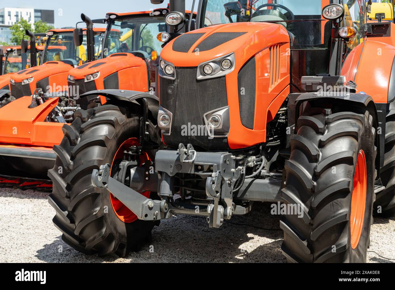 Reihe roter landwirtschaftlicher Traktoren zum Verkauf. Stockfoto