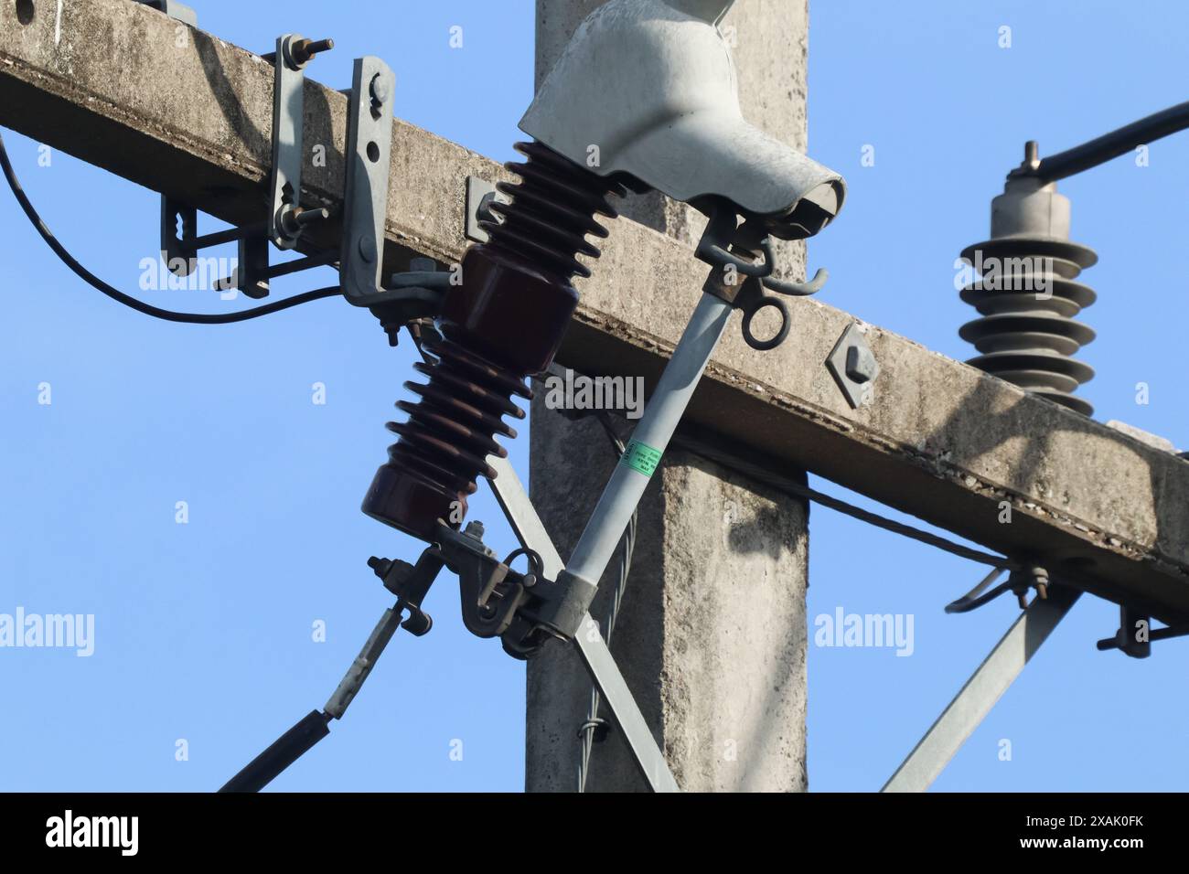 Sicherung der Eletricity-Linie und des Strompfosten mit blauem Himmel Hintergrund Stockfoto