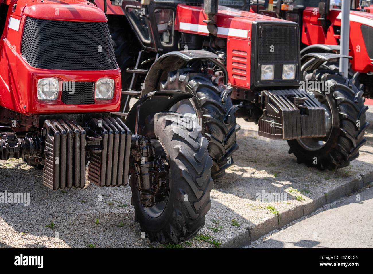 Reihe roter landwirtschaftlicher Traktoren zum Verkauf. Stockfoto