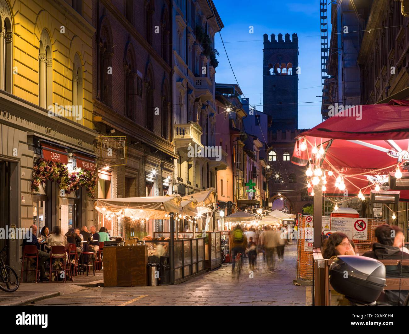 Italien, Bologna, Via Caprarie, Straßenszene Stockfoto
