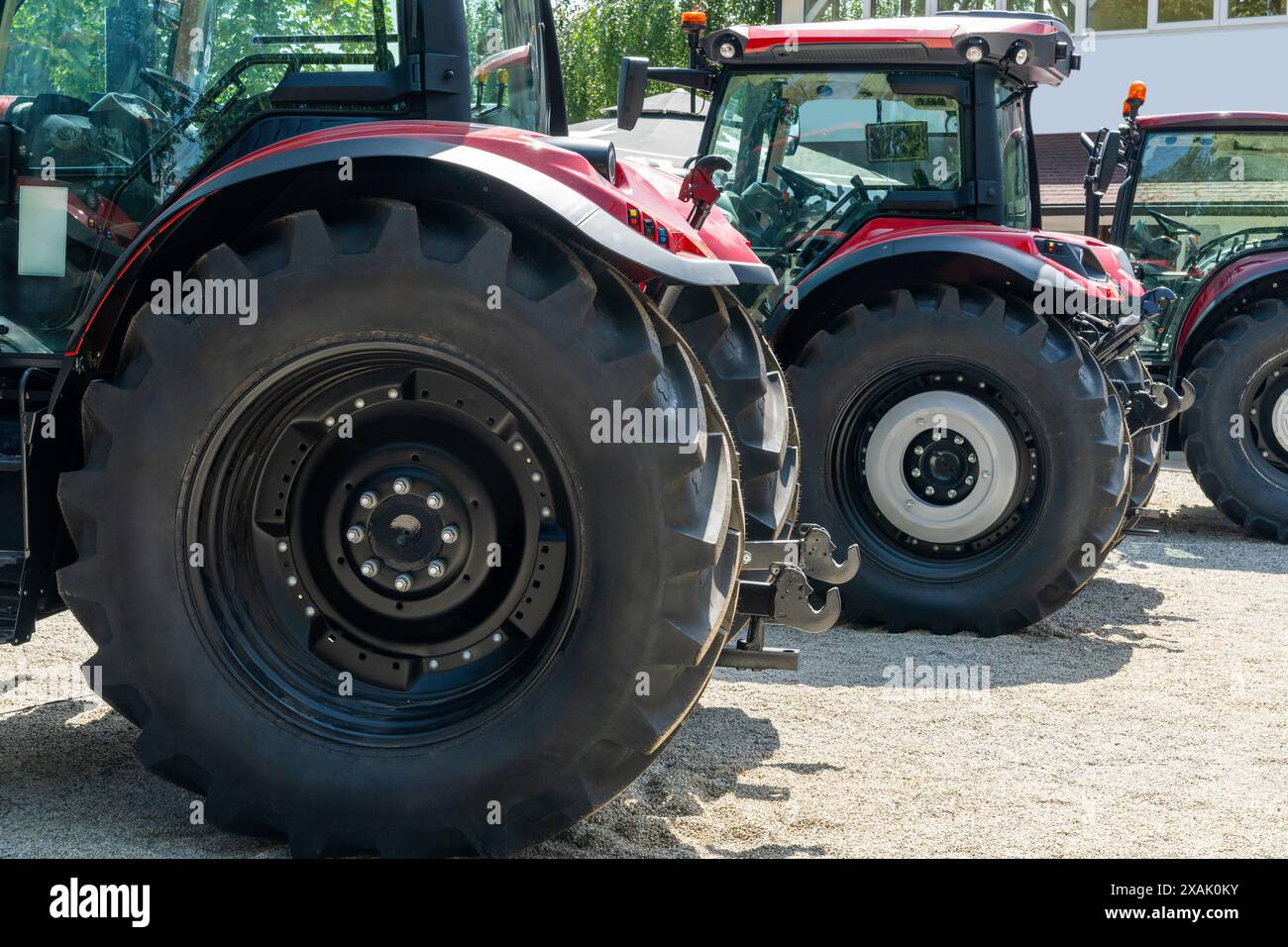Reihe roter landwirtschaftlicher Traktoren zum Verkauf. Stockfoto