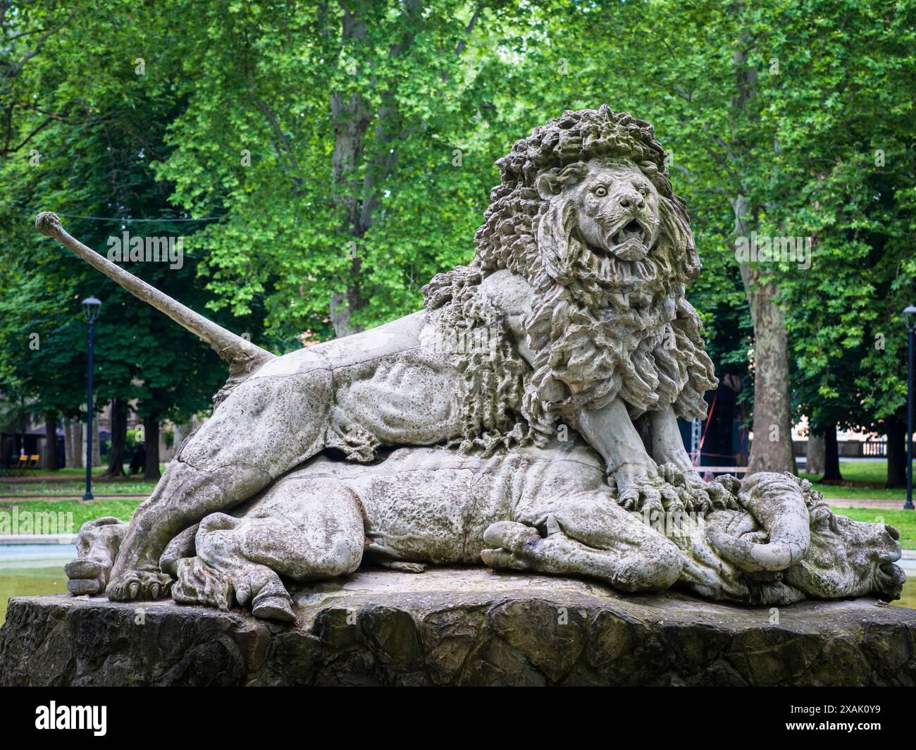 Italien, Bologna, Parco della Montagnola, Löwenstatue mit Büffeln Stockfoto