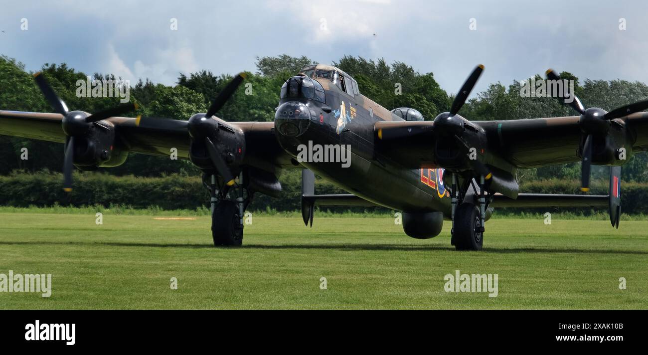 Britischer Avro Lancaster schwerer viermotoriger Bomber, der in Ost-Kirkby, Lincolnshire, steuert. Stockfoto