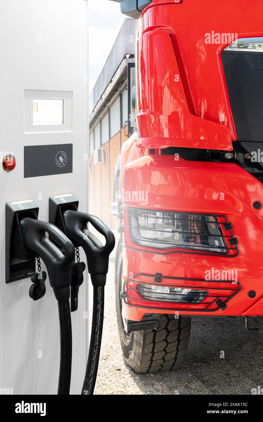 Ladestation für Elektrofahrzeuge auf dem Hintergrund eines Lkws. Konzept. Stockfoto