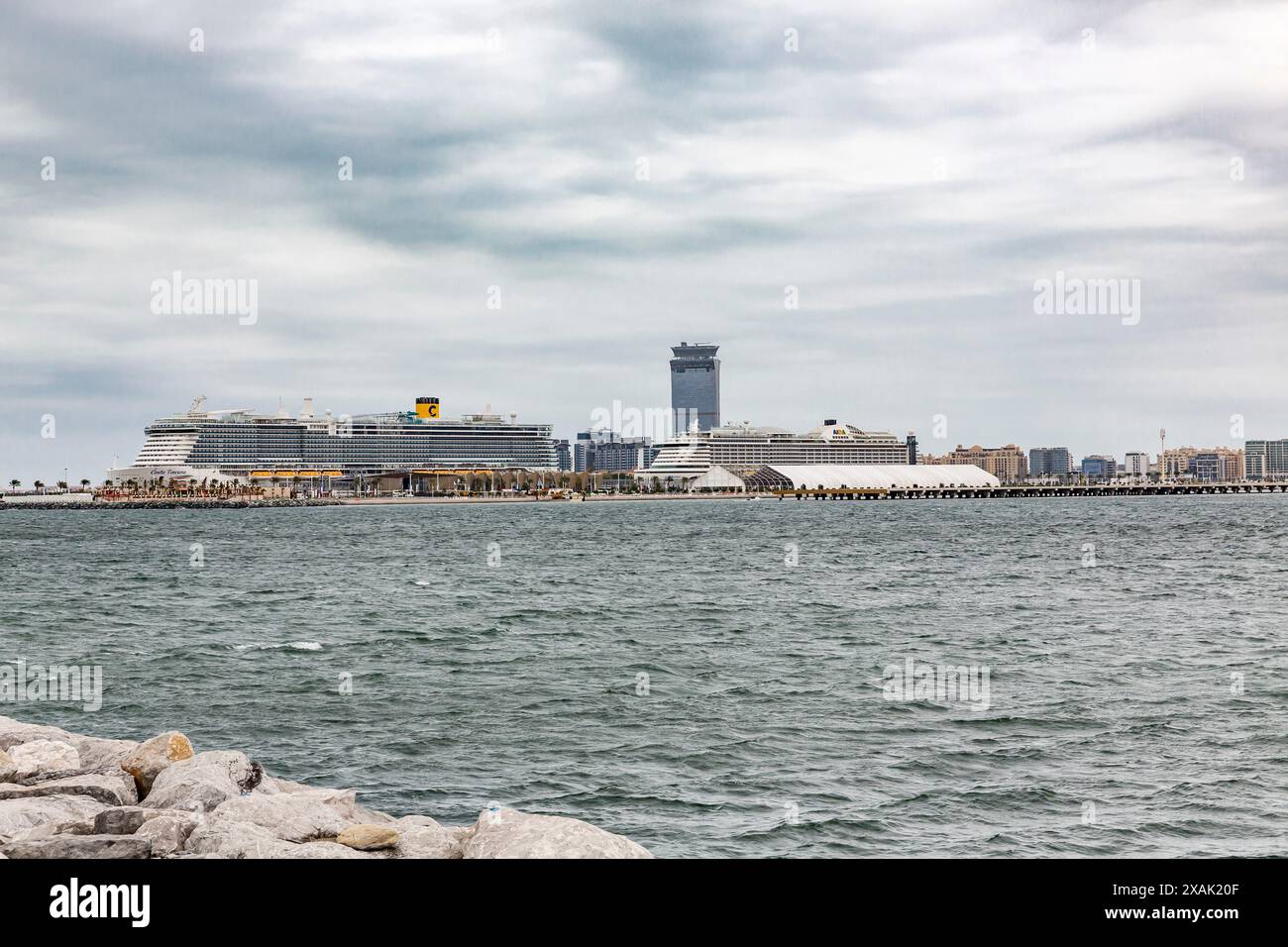 Kreuzfahrtschiffe im Hafen, hinter Palm The View, Dubai Harbour, Dubai, Vereinigte Arabische Emirate, Asien Stockfoto