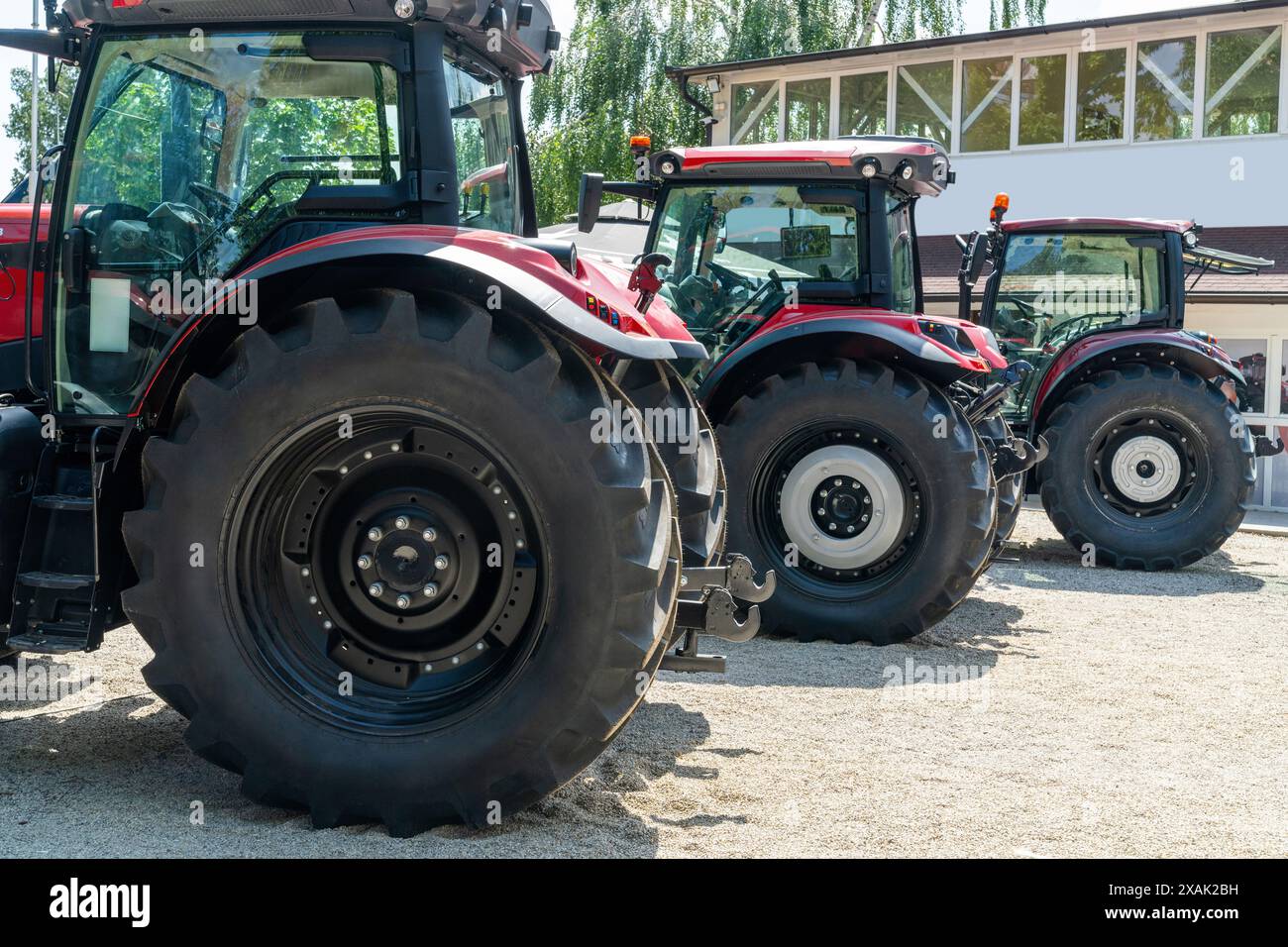Reihe roter landwirtschaftlicher Traktoren zum Verkauf. Stockfoto