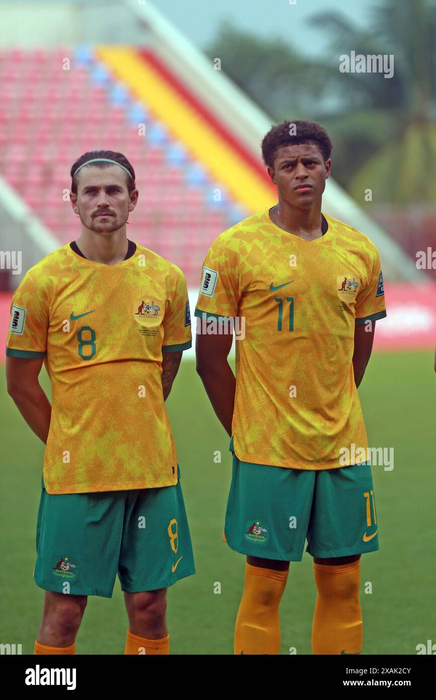 Der australische Spieler Connor Metcalfe und Kusini Yengi vor ihrem zweiten Legspiel in der Qualifikation zur FIFA-Weltmeisterschaft gegen Bangladesch in Dhaka Stockfoto