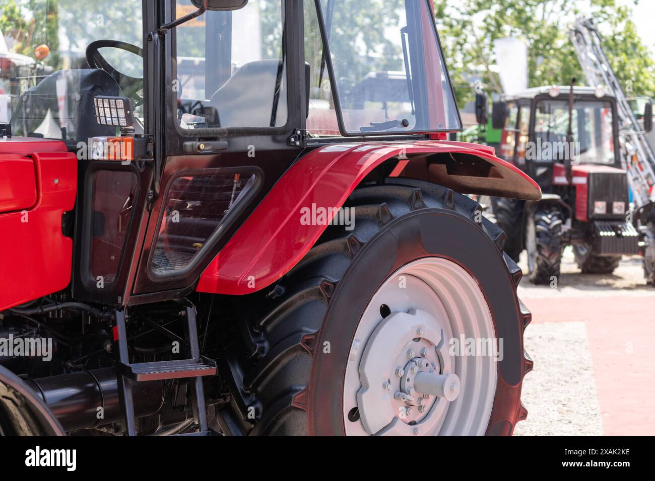 Reihe roter landwirtschaftlicher Traktoren zum Verkauf. Stockfoto