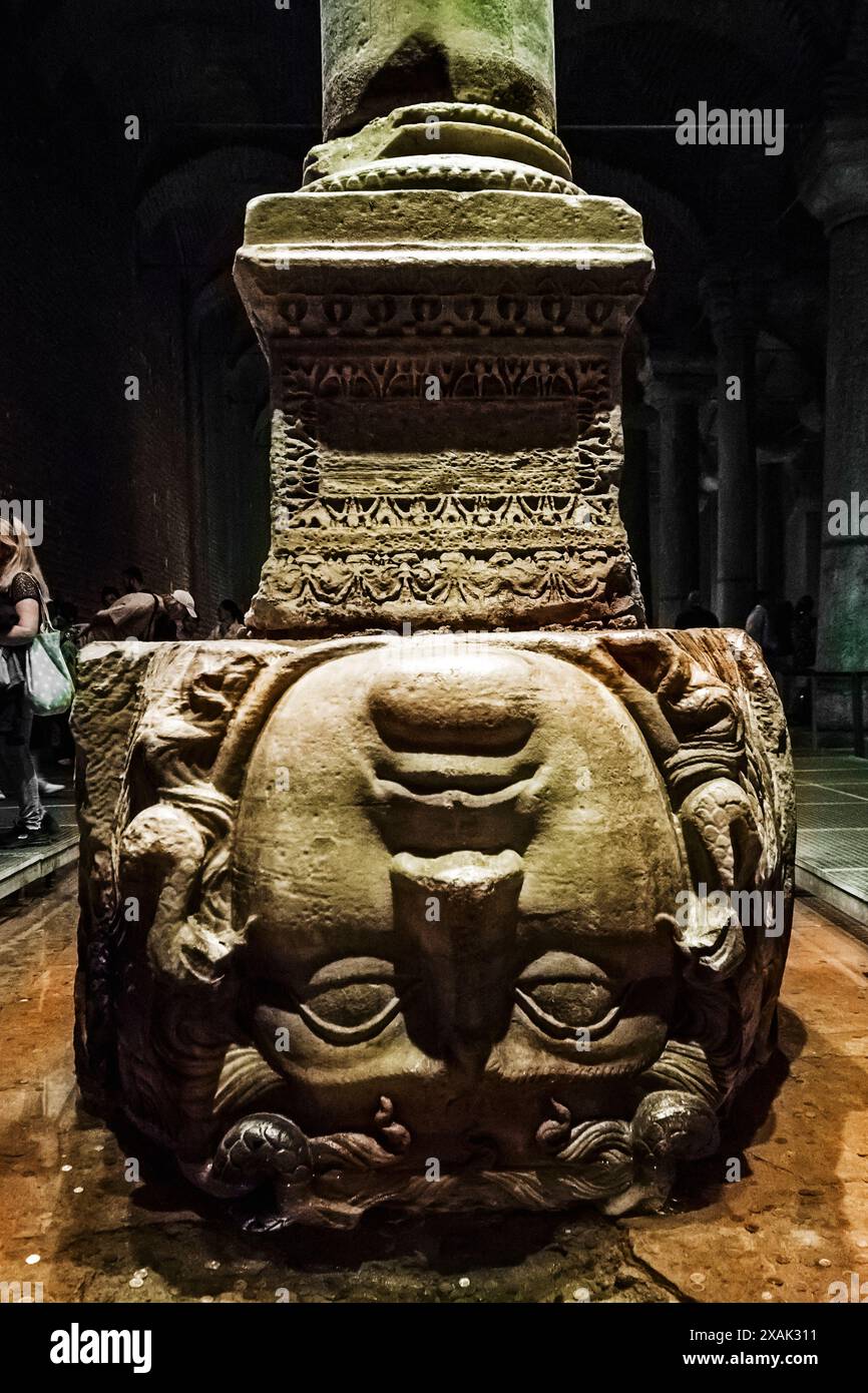Der Kopf der Medusa hingegen ist die Basis für eine Säule der Basilika-Zisterne in Istanbul Stockfoto