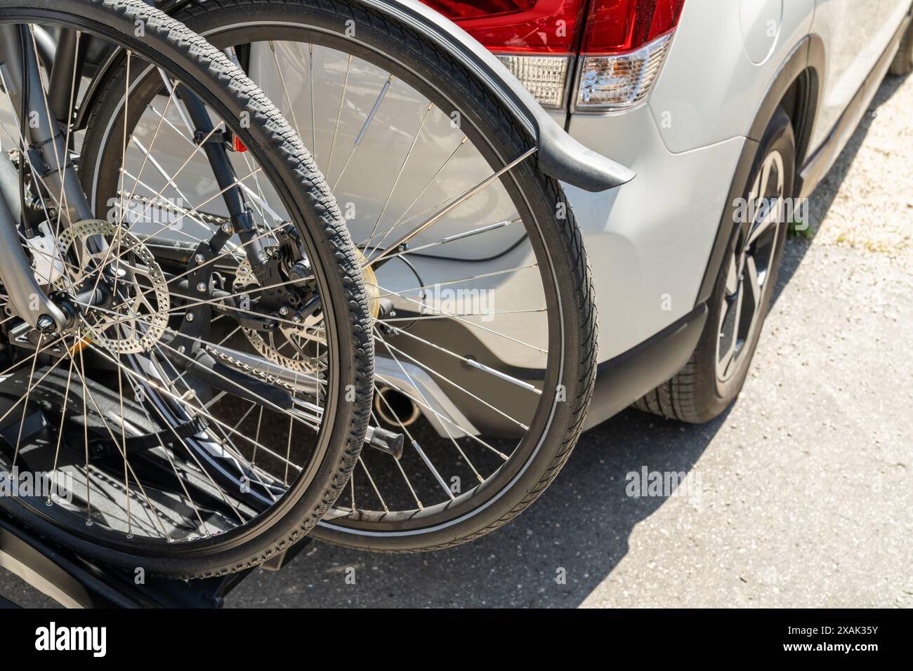 Auto mit Fahrrädern auf dem Fahrradträger für die Anhängekupplung. Stockfoto