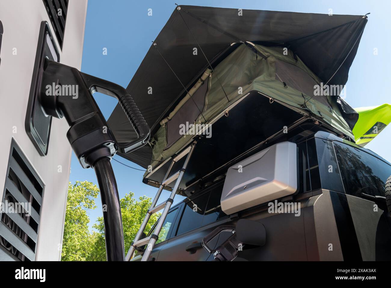 Dach des Autos mit Kanu und touristischem Zelt Stockfoto