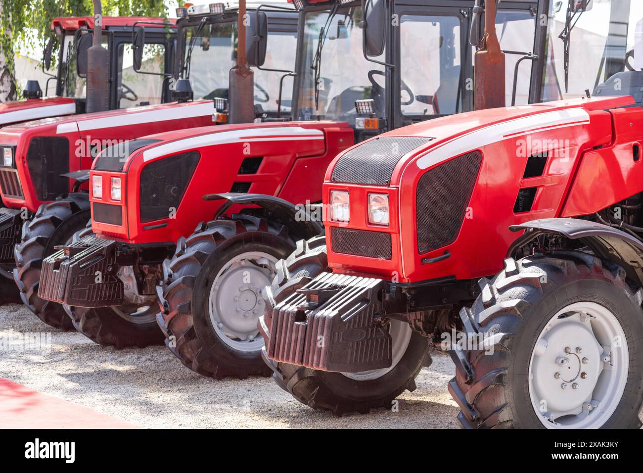Reihe roter landwirtschaftlicher Traktoren zum Verkauf. Stockfoto
