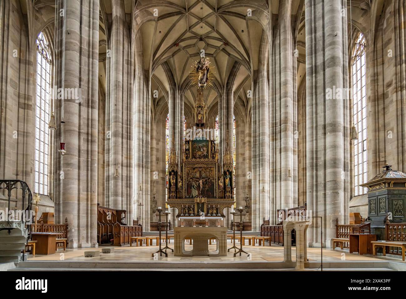 Innenraum und Altar der katholischen Pfarrkirche St. Georg, Dinkelsbühl, Mittelfranken, Bayern, Deutschland Stockfoto