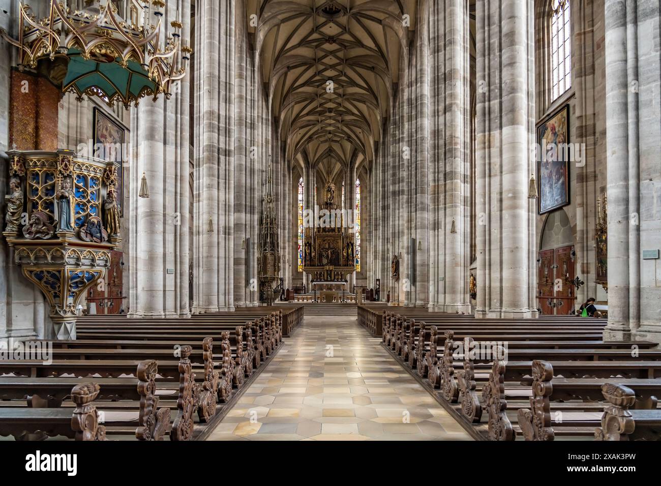 Innenraum der katholischen Pfarrkirche St. Georg, Dinkelsbühl, Mittelfranken, Bayern, Deutschland Stockfoto