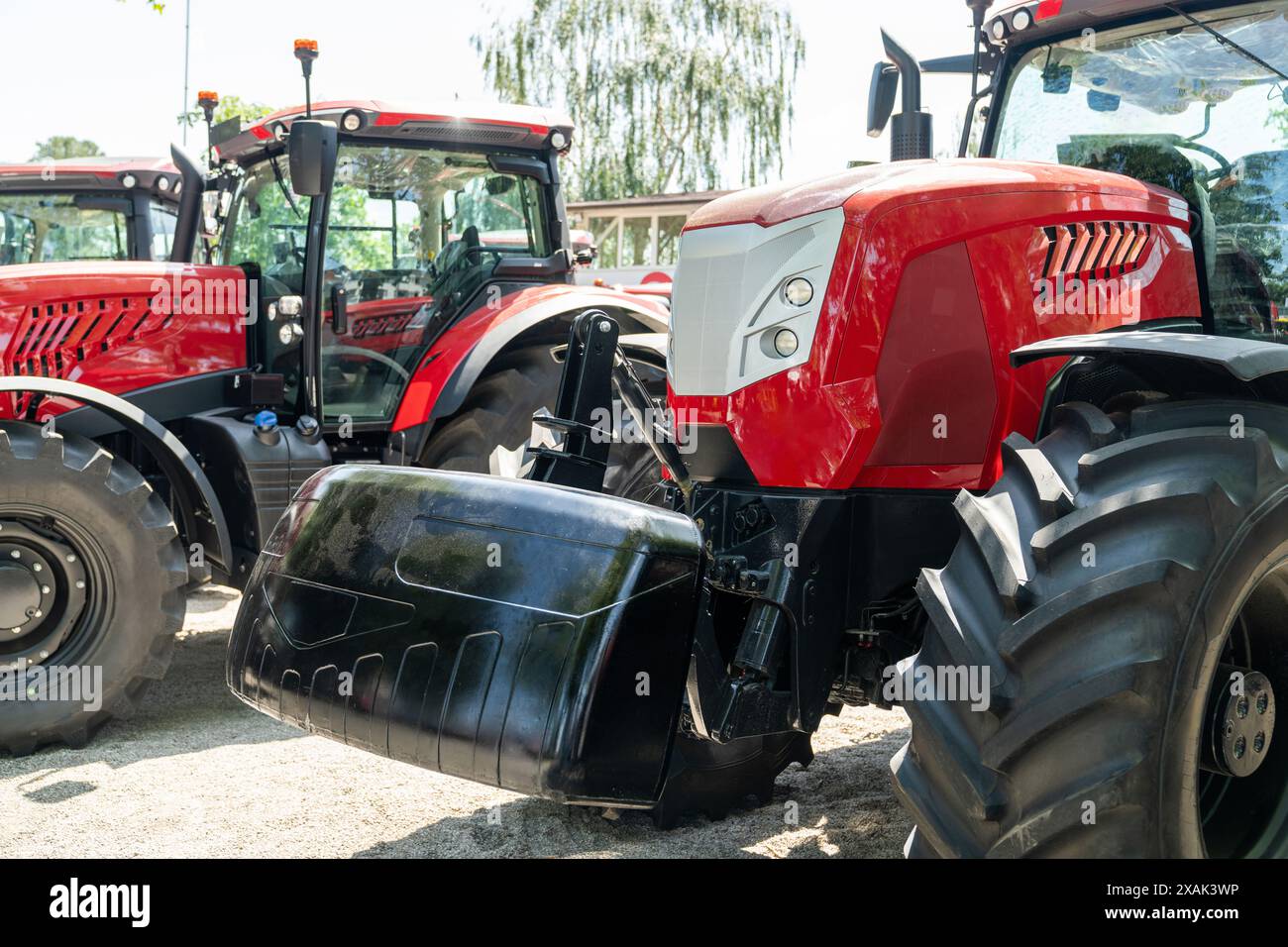 Reihe roter landwirtschaftlicher Traktoren zum Verkauf. Stockfoto