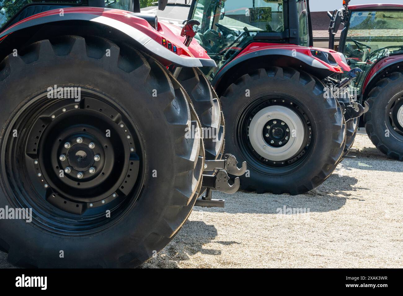 Reihe roter landwirtschaftlicher Traktoren zum Verkauf. Stockfoto